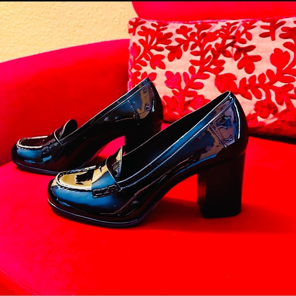 Michael Kors Black Patent Leather Loafers with Heels. - Picture 6 of 7